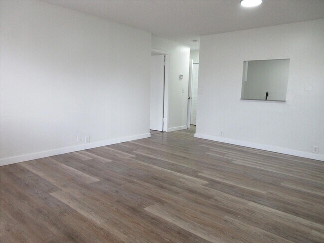 Building Photo - 4240 Woodside Dr