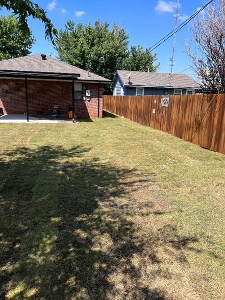 Building Photo - 422 Chartrand Ave