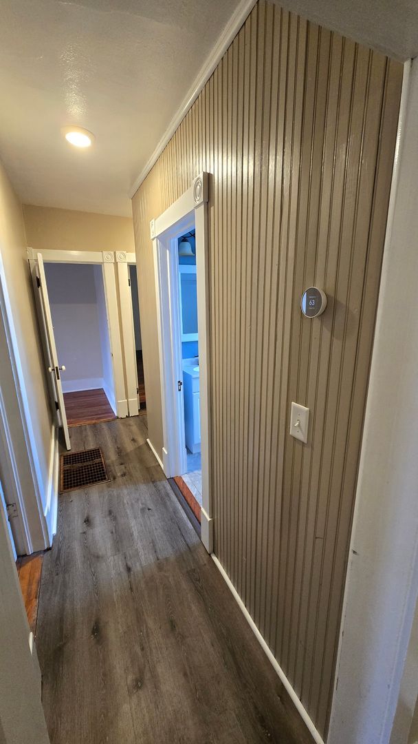 Building Photo - PET FRIENDLY 3 BEDROOM, 2 BATHROOM, DOWNTO...