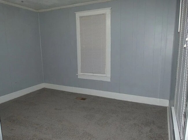 Building Photo - Rent reduced & Move-in Special! 1/2 off fi...