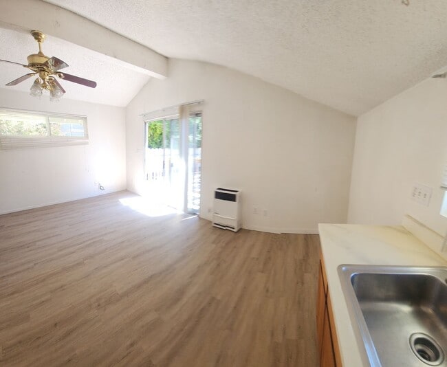 Building Photo - 7 Bedroom 3 bath home close to POLY!!!!