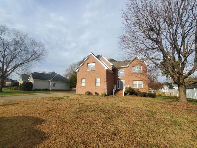 Building Photo - 4 BR 2.5BA Single family home located in E...