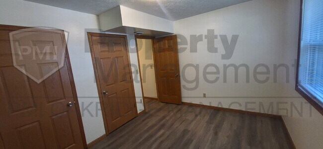 Building Photo - Lower 2 Bedroom Apartment