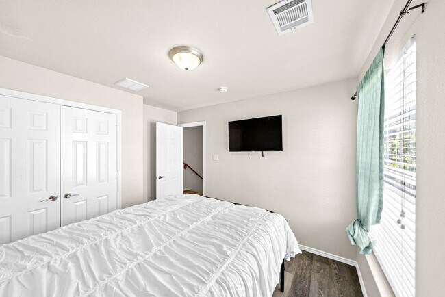 Building Photo - Downtown Home within Minutes from the Riverwalk & Alamodome ~ Large Corner Lot!