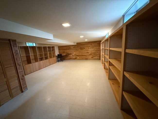 Building Photo - July 2026!!! Great house in S Boulder on q...