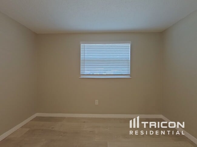 Building Photo - 1124 Jadewood Ave