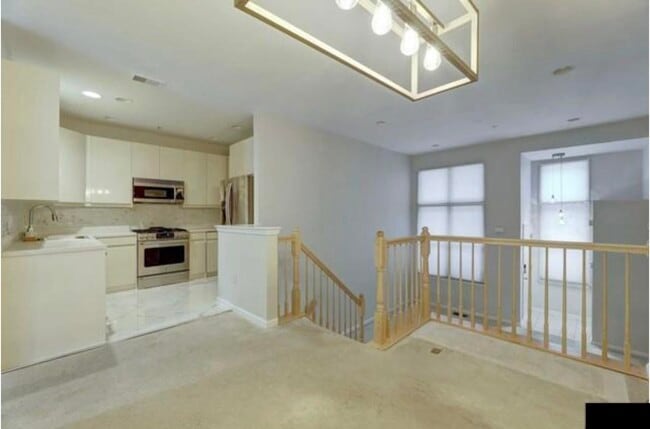 Building Photo - 320 Midland Ct
