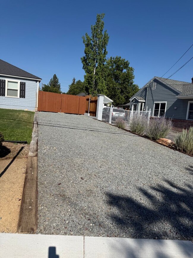 Building Photo - Remodeled and Furnished