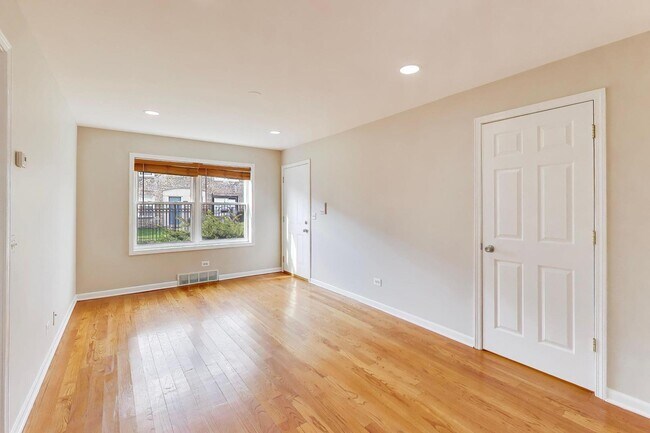 Building Photo - 7415 N Wolcott Ave