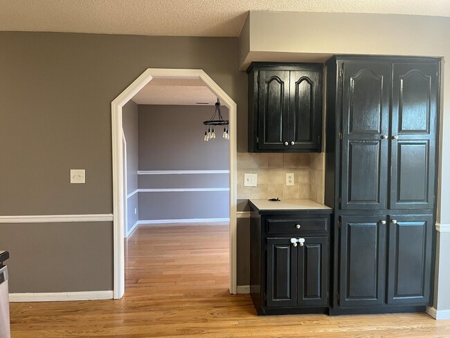 Building Photo - 3 bed 2.5 bath townhome off Bob Billings!