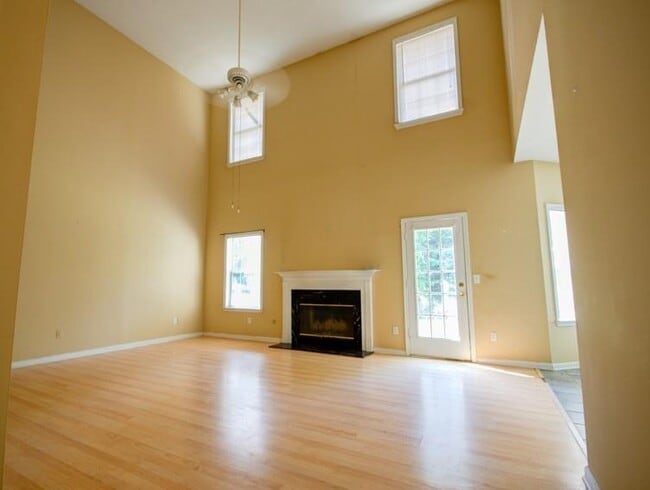 Building Photo - 589 Reading Ct NE