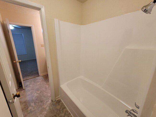Building Photo - College Station - 2 bedroom - 1.5 Bath dow...