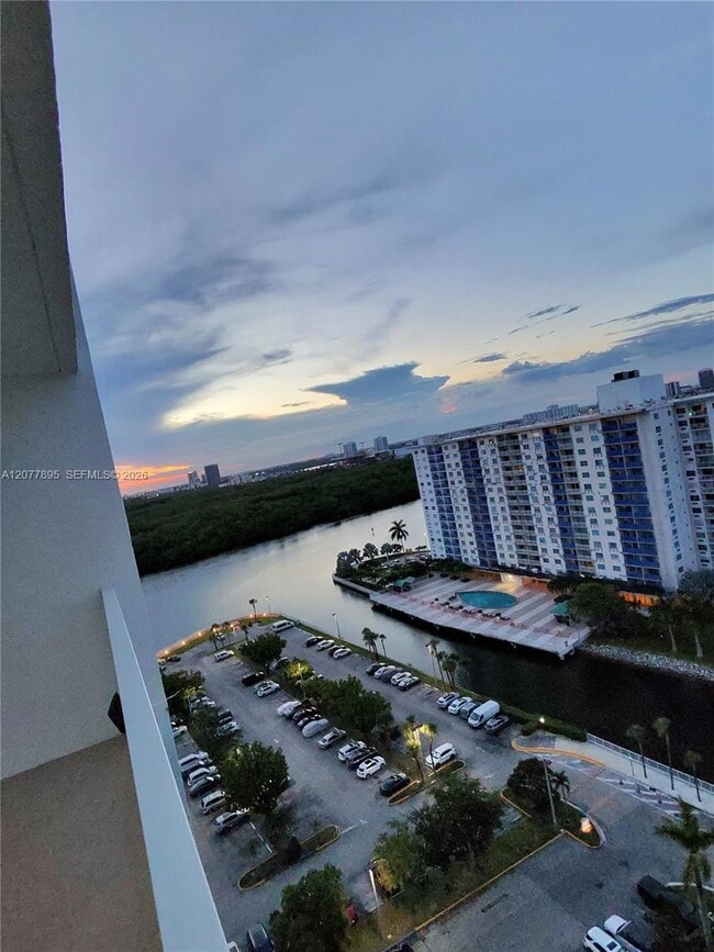 Building Photo - 500 Bayview Dr