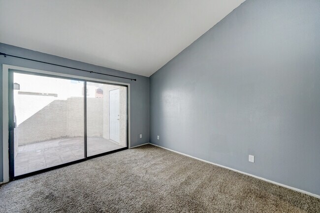 Building Photo - 755 E Lola Dr