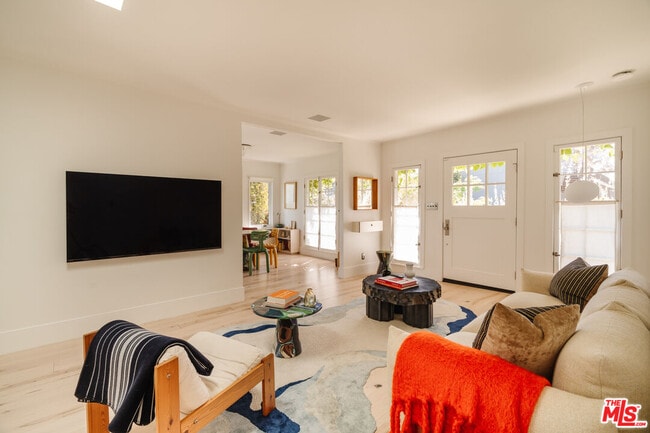 Building Photo - 1097 W Kensington Rd