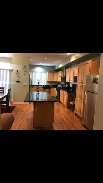 Huge kitchen - 11626 Oxnard St