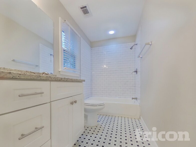 Building Photo - 162 Springwater Trce