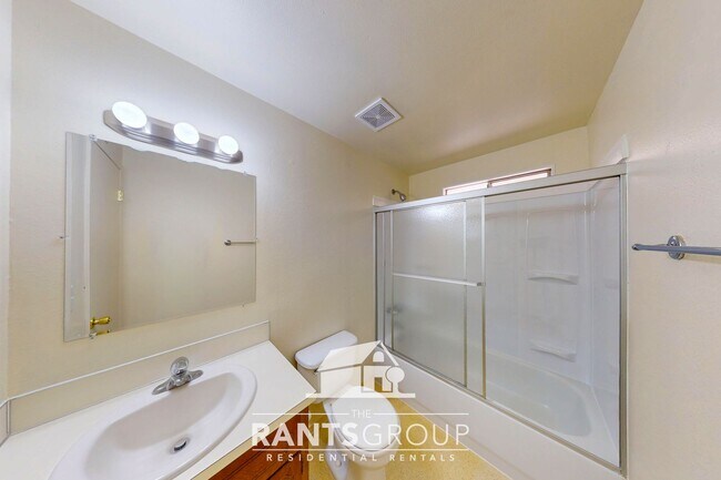 Building Photo - Spacious 2-Bedroom Duplex Unit with a Gara...