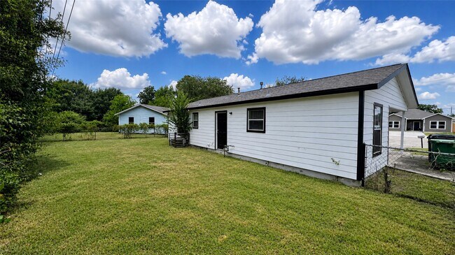 Building Photo - 9406 Alcala