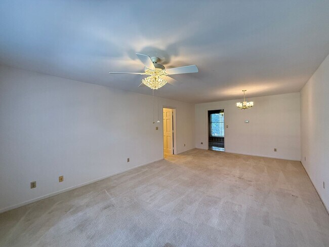 Building Photo - 2711 Reynolda Rd