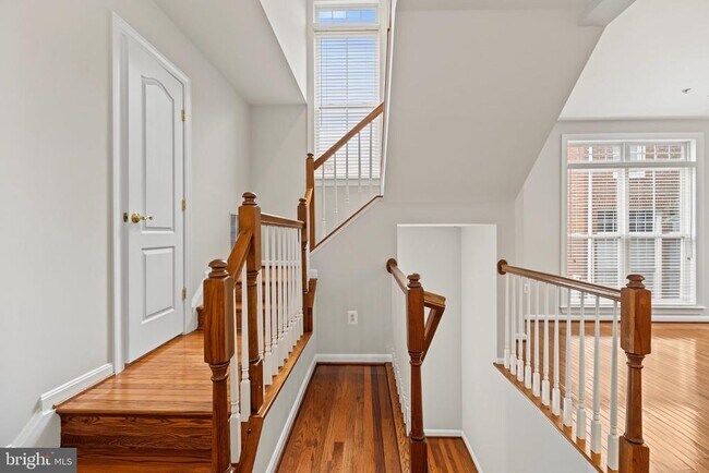 Building Photo - 5256 Bessley Pl