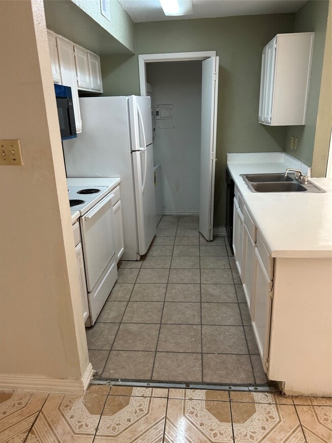 Building Photo - 3900 Woodchase Dr