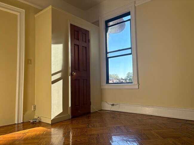 Building Photo - 129 Sunnyside Ave