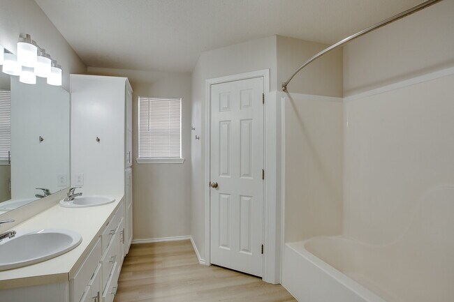 Building Photo - Freshly Updated 3/2/1 in Shadow Hills!