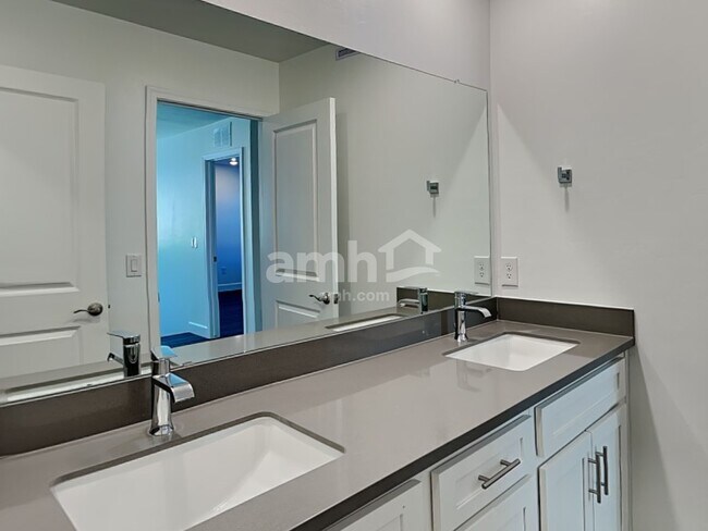 Building Photo - 7495 S Via Bombachas