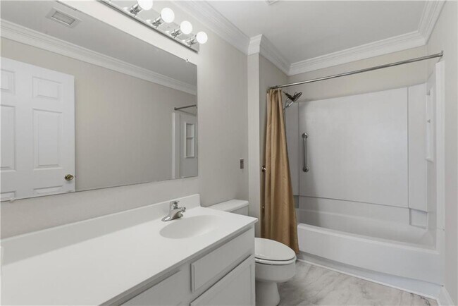 Building Photo - 300 Johnson Ferry Rd