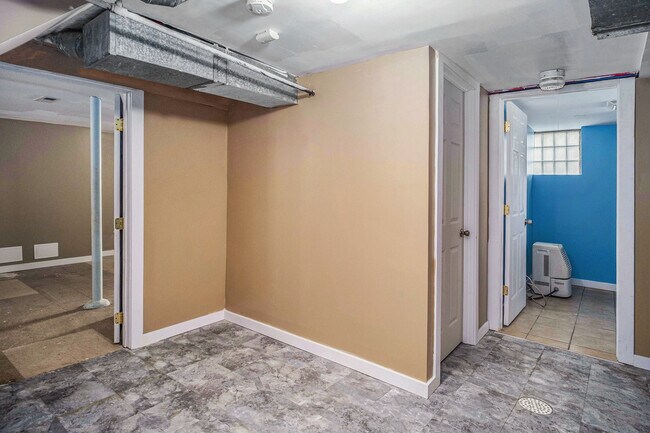 Building Photo - 1321 Bemis St SE