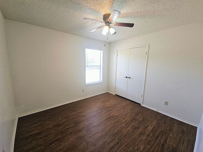 Building Photo - Nice Fourplex Unit in NRH - Birdville ISD