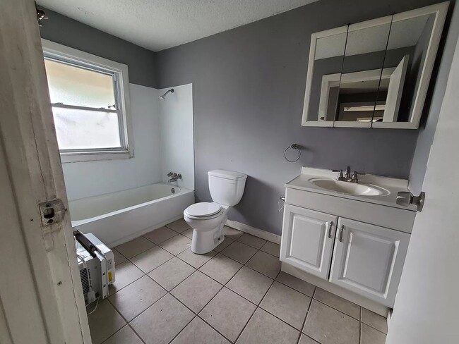 Building Photo - 3-bedroom, 2-bathroom home located in the heart of Kansas City, MO