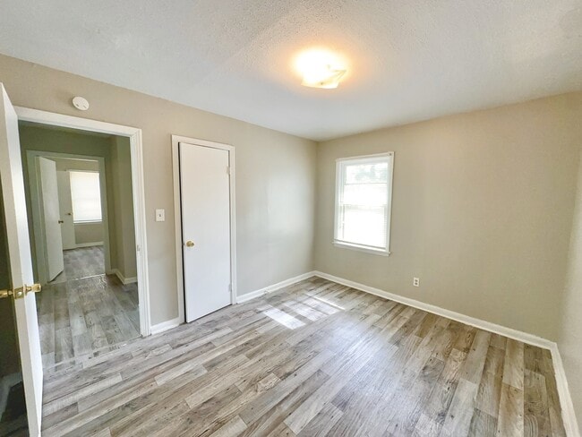 Building Photo - 825 Bethune St