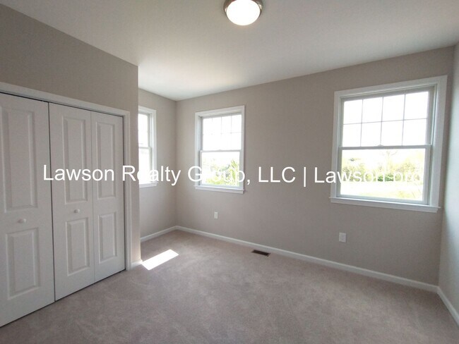 Building Photo - Upscale Three Bedroom in Colonial Green with Garage