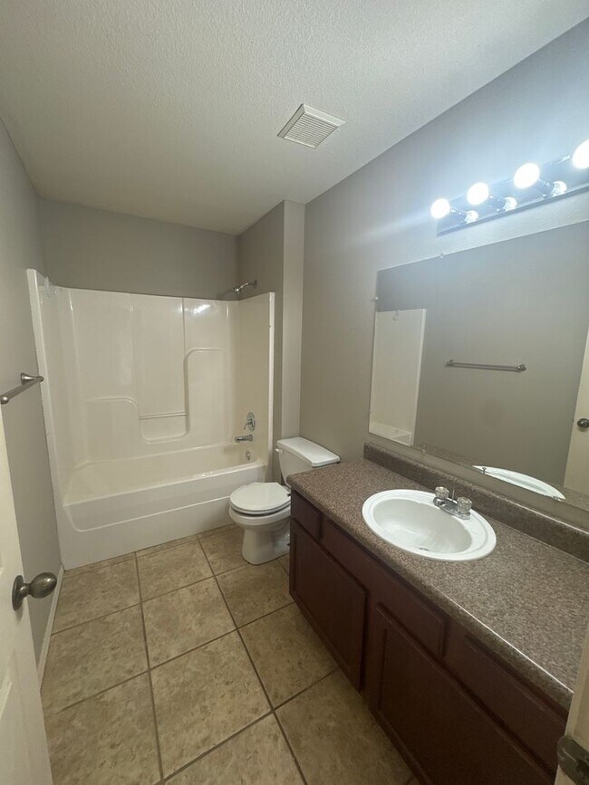 Building Photo - 1008/1010 TRENTON DR