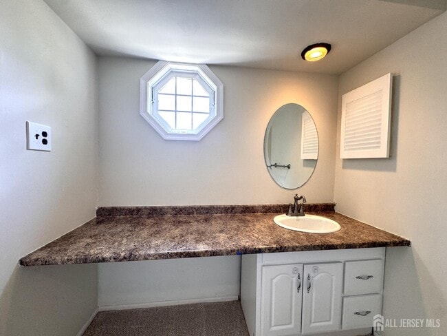 Building Photo - 4 Pond View Dr