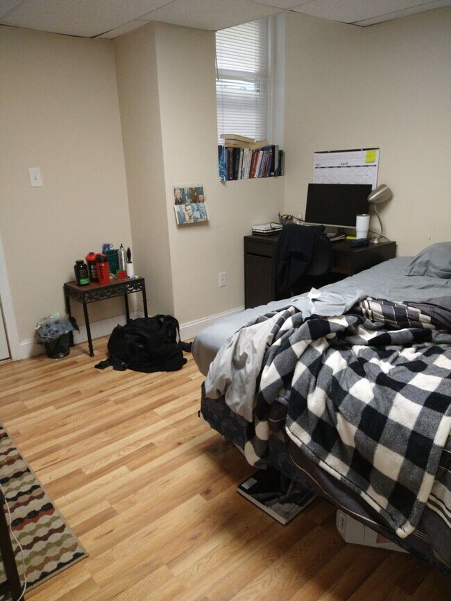 Building Photo - 9/1/25 Spacious two-level 3BR/2BA near Pac...