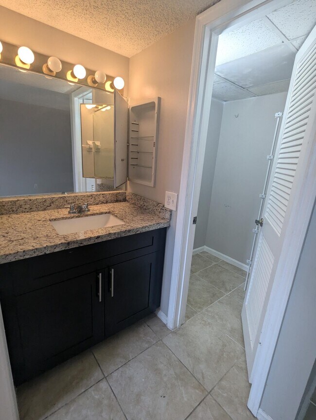 Building Photo - 4659 Oak Terrace Dr