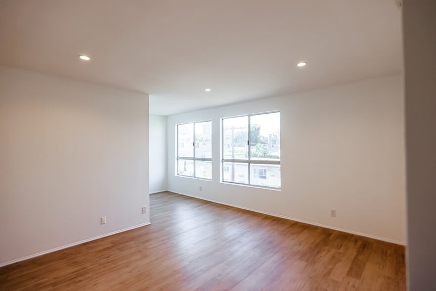 Spacious bright Master Bedroom - 10650 Holman Ave