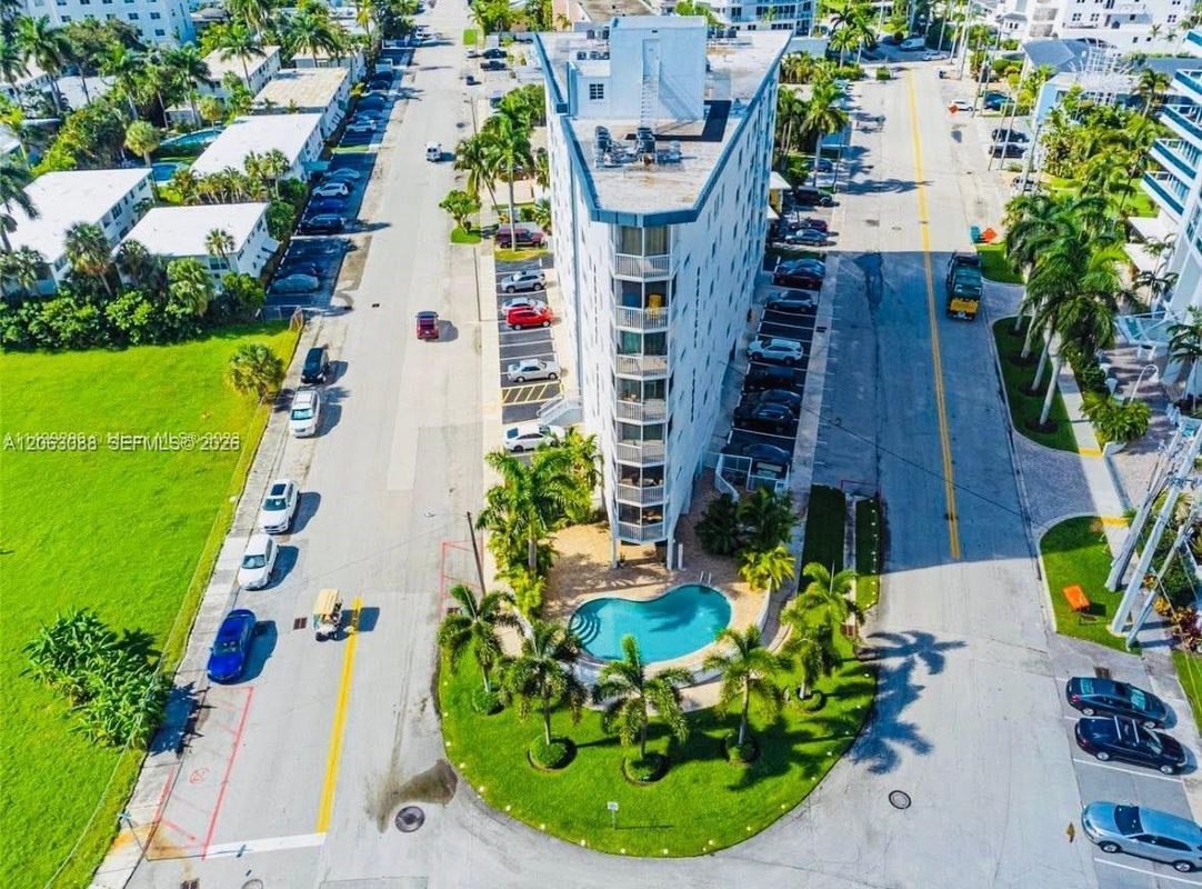 Building Photo - 720 Bayshore Dr