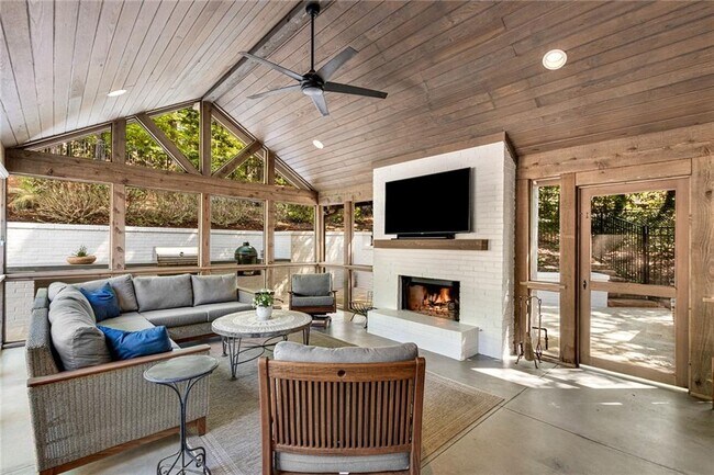 Building Photo - 1100 Kingston Dr NE