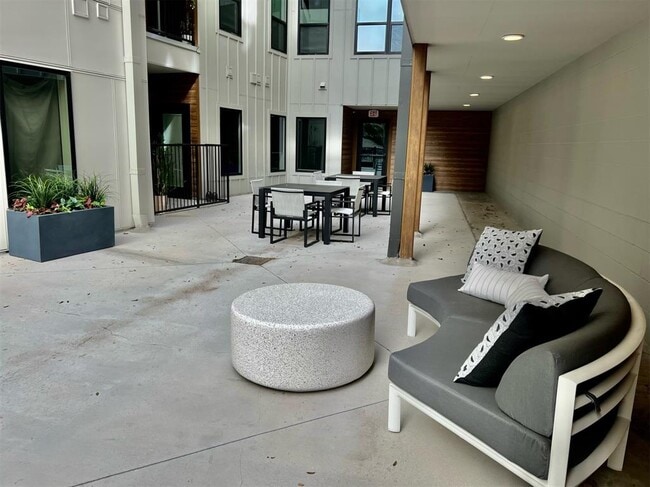 Building Photo - 2500 Longview St