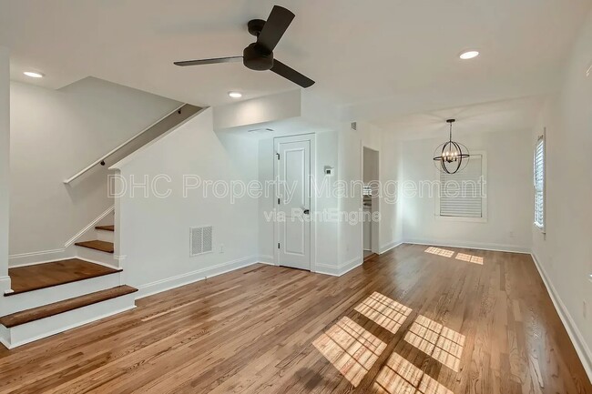 Building Photo - 406 S Columbia Dr