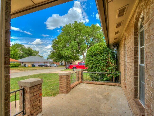Building Photo - 1320 Frederick Dr