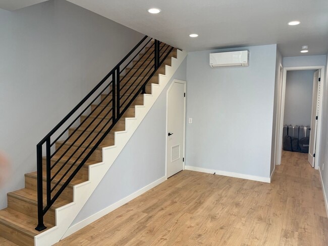 Building Photo - 3 Bedroom/ 3 Bathroom Home in Huntington B...