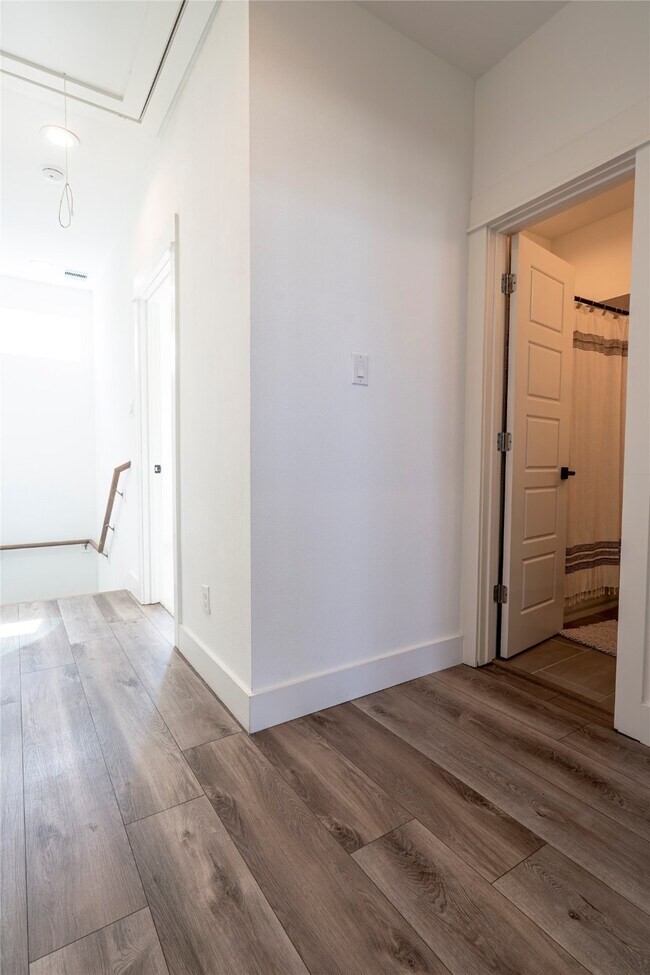 Building Photo - 2056 Johanna Dr