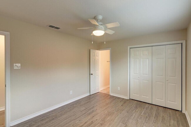 Building Photo - 1106 Bradshaw Dr