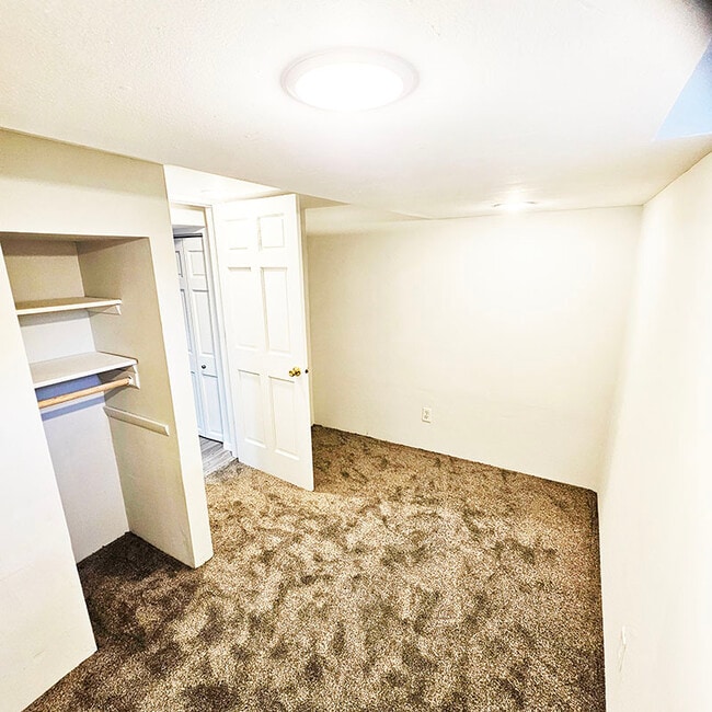 Building Photo - 655 S 7th Ave