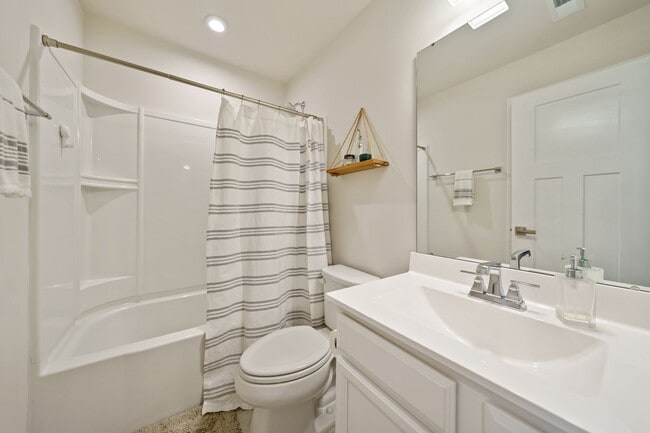 Building Photo - 3be/2.5ba 3-Level Townhouse Key Location Between Durham and Chapel Hill